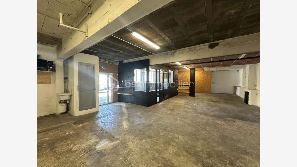 A vendre local professionnel 145m² à Aix Jacotot