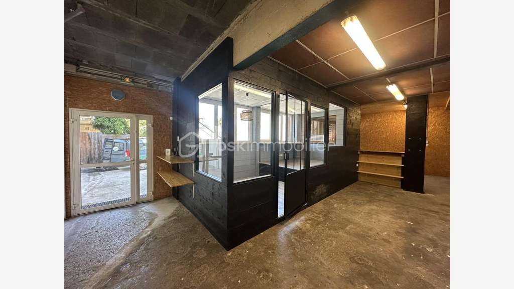 A vendre local professionnel 145m² à Aix Jacotot