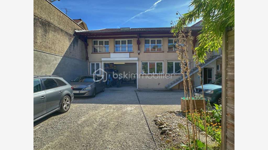 A vendre local professionnel 145m² à Aix Jacotot