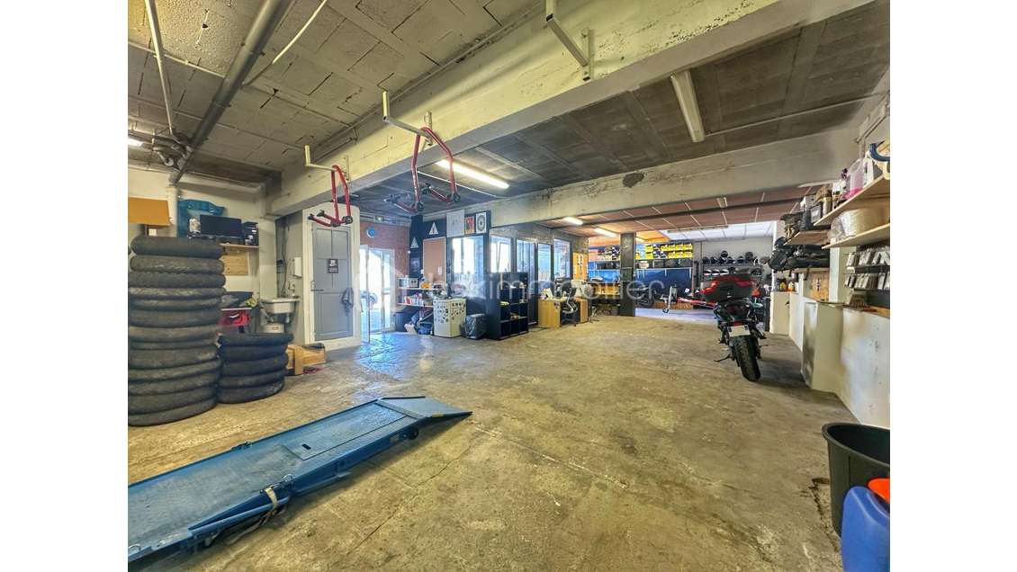 A vendre local professionnel 145m² à Aix Jacotot 