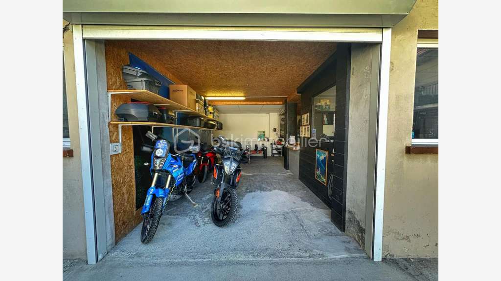 A vendre local professionnel 145m² à Aix Jacotot