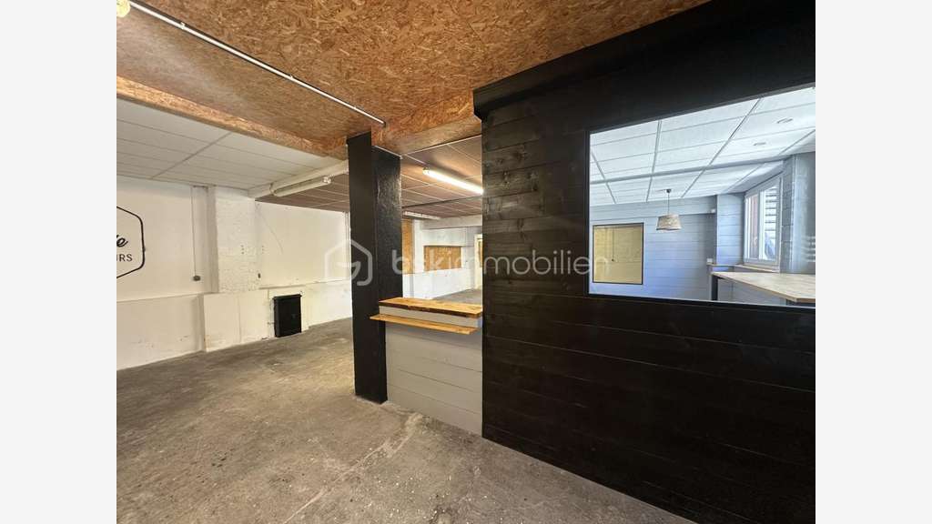 A vendre local professionnel 145m² à Aix Jacotot