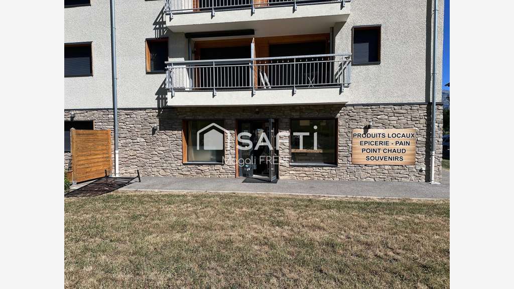 Vente local cial 160m² empl exceptionnel à Ancelle