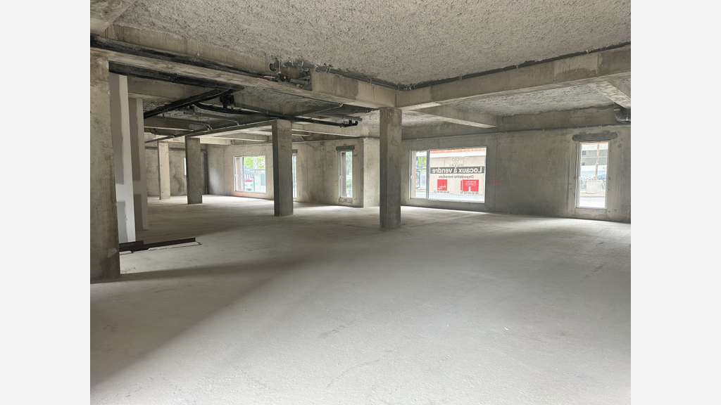 Local professionnel 178.5m² à Angers Belle Beille