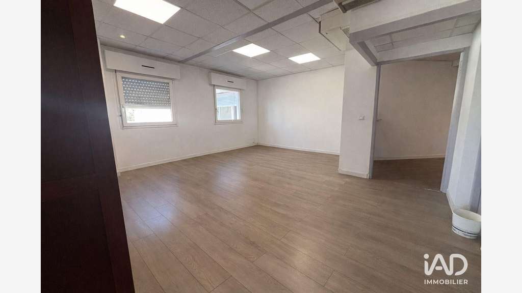 Vente local professionnel R+1 à Arles