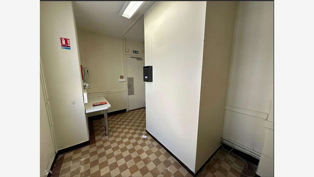 Ancienne banque à réhabiliter avec grand jardin -