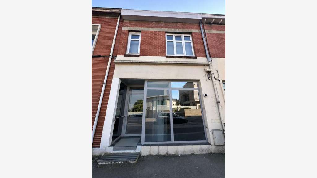 Ancienne banque à réhabiliter avec grand jardin -