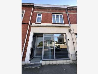 Ancienne banque à réhabiliter avec grand jardin -
