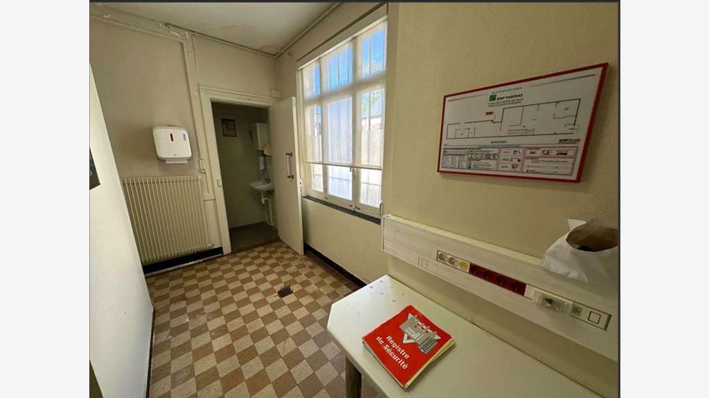 Ancienne banque à réhabiliter avec grand jardin -