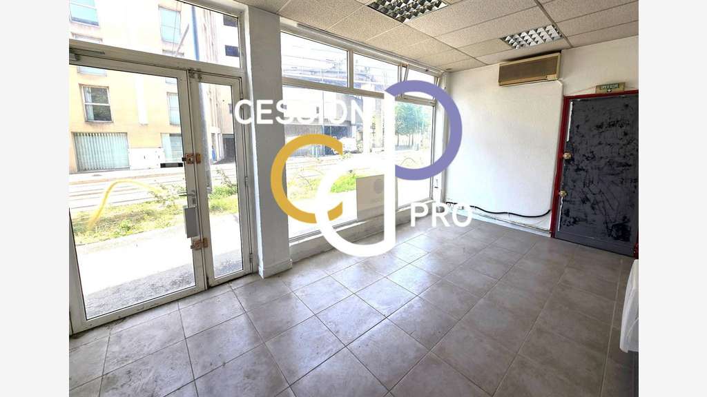 Murs commerciaux libres 39m² Avignon face Remparts