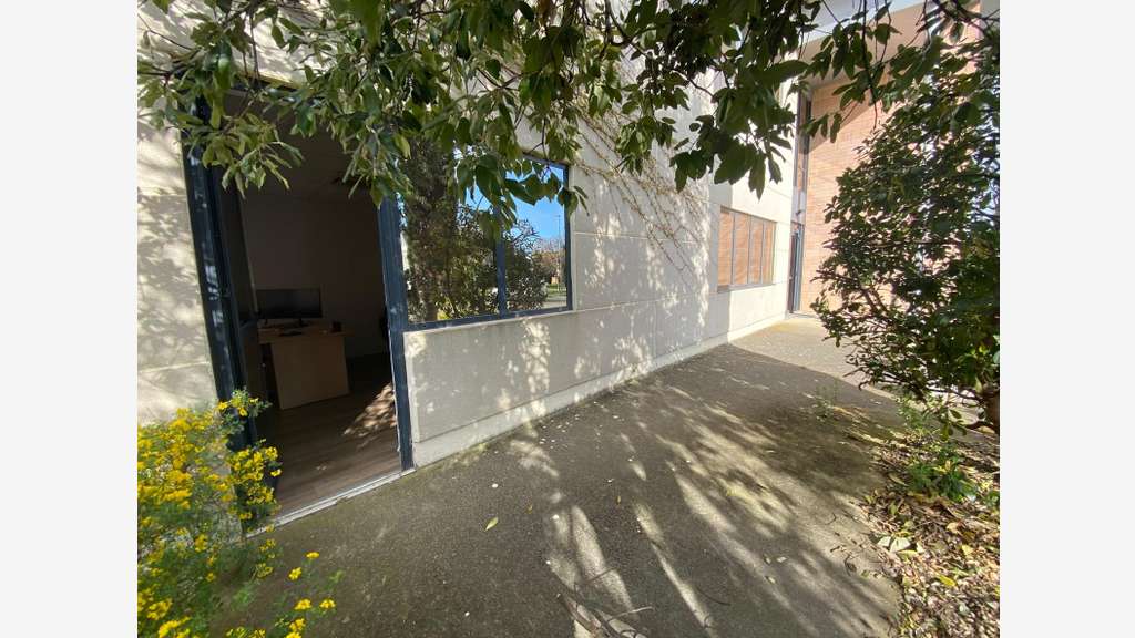 Local 120m² divisible 5 parkings Agroparc Avignon