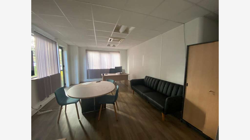 Local 120m² divisible 5 parkings Agroparc Avignon