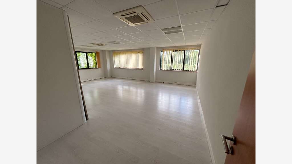 Local 120m² divisible 5 parkings Agroparc Avignon