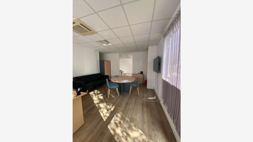 Local 120m² divisible 5 parkings Agroparc Avignon