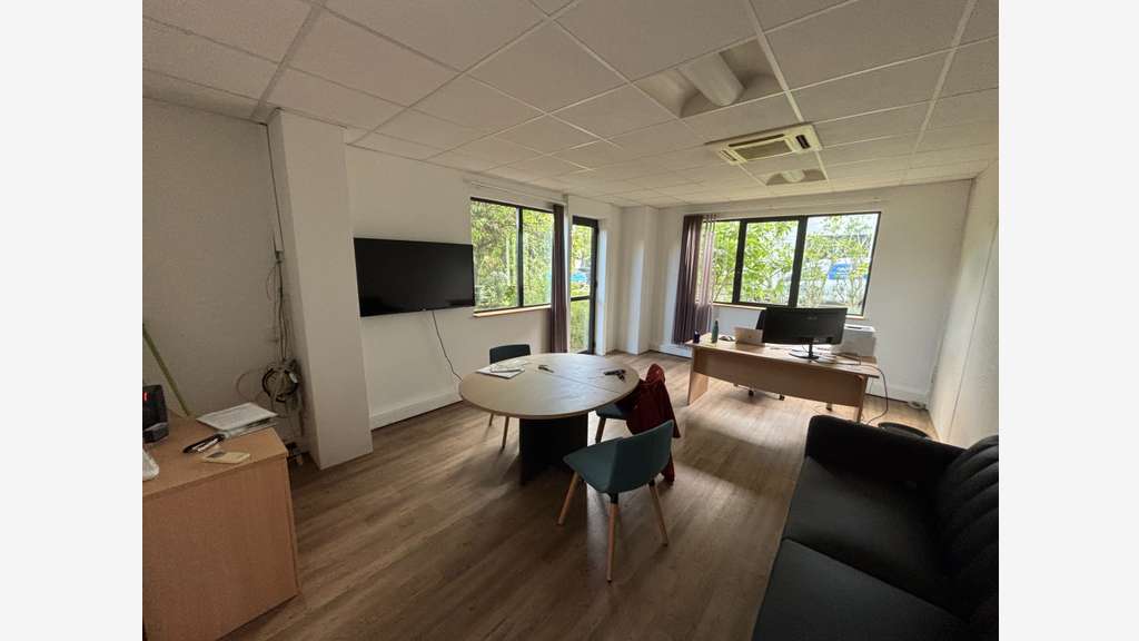 Local 120m² divisible 5 parkings Agroparc Avignon