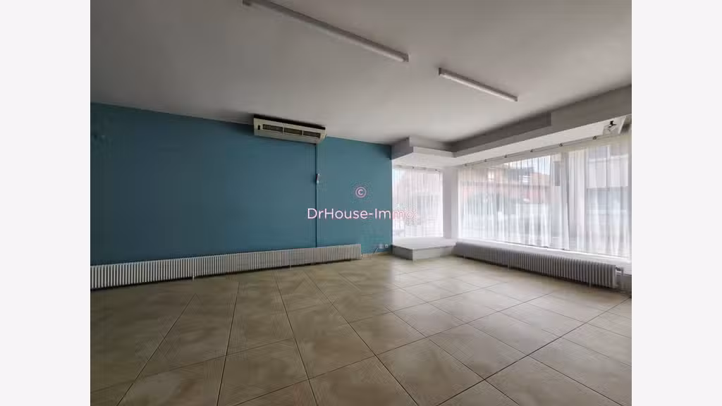 Local commercial avec maison attenante et grande