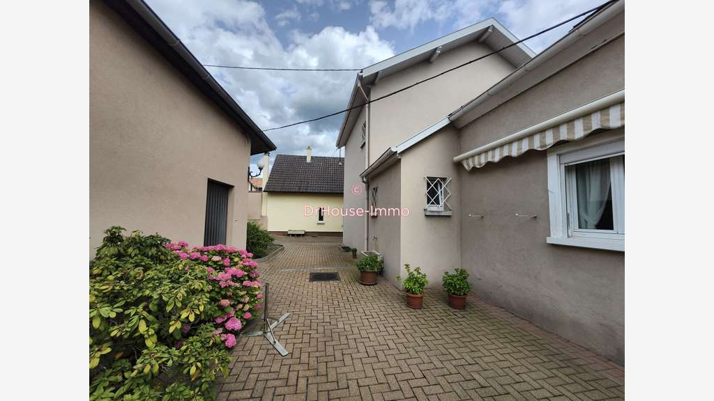 Local commercial avec maison attenante et grande