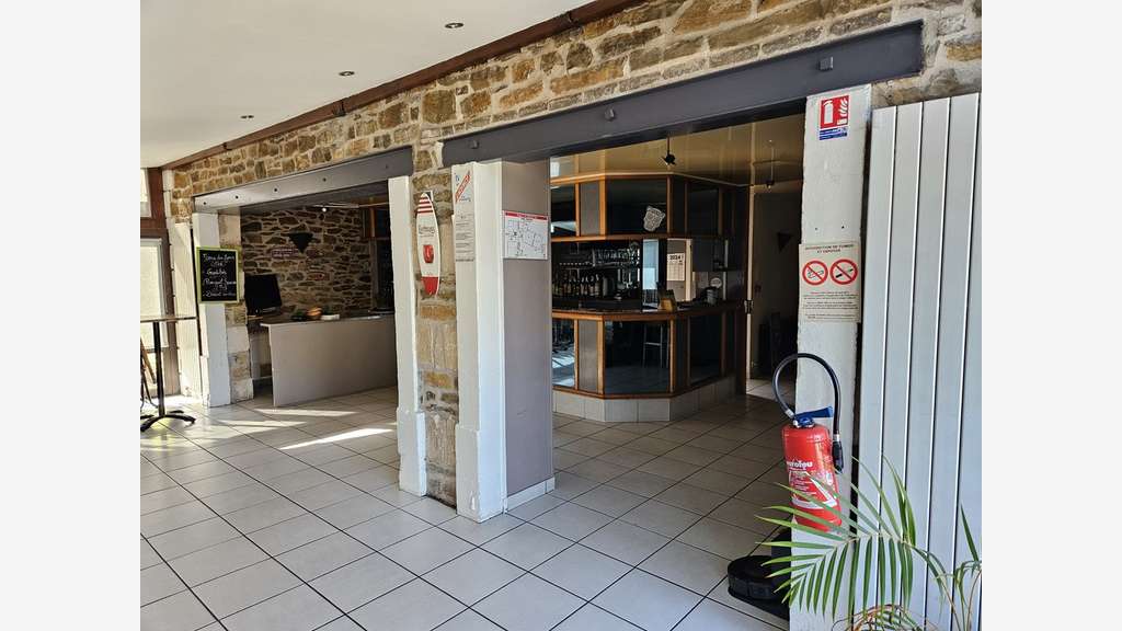 Ensemble commercial et habitation à Biars-sur-Cère