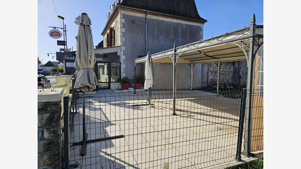 Ensemble commercial et habitation à Biars-sur-Cère