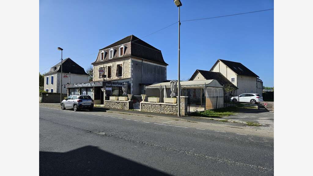 Ensemble commercial et habitation à Biars-sur-Cère