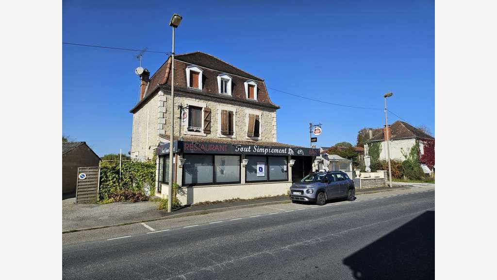 Ensemble commercial et habitation à Biars-sur-Cère