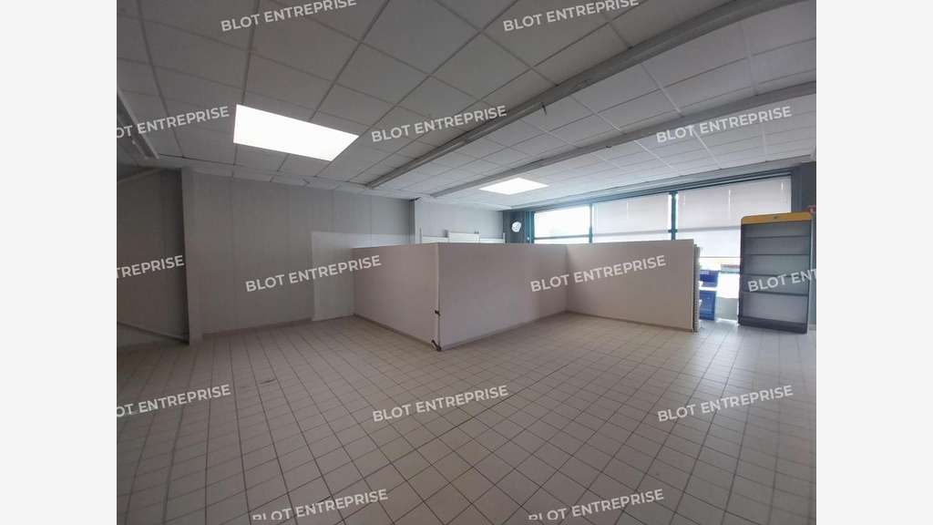 À VENDRE - LOCAL COMMERCIAL 243 m² - PLUMELIAU B