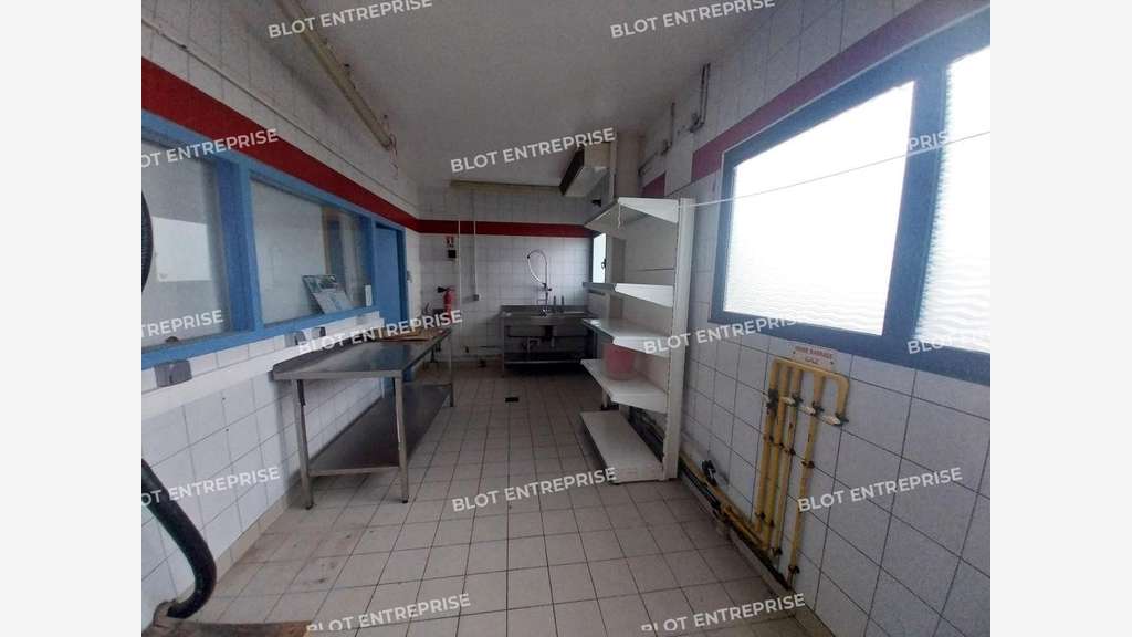 À VENDRE - LOCAL COMMERCIAL 243 m² - PLUMELIAU B