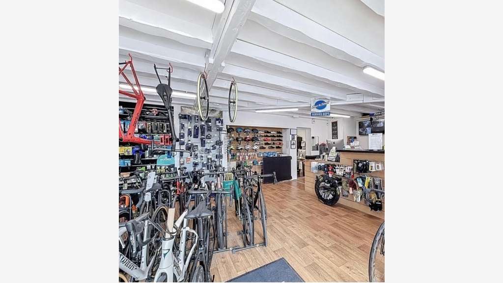 A vendre murs commerciaux libres 81m² à Biganos