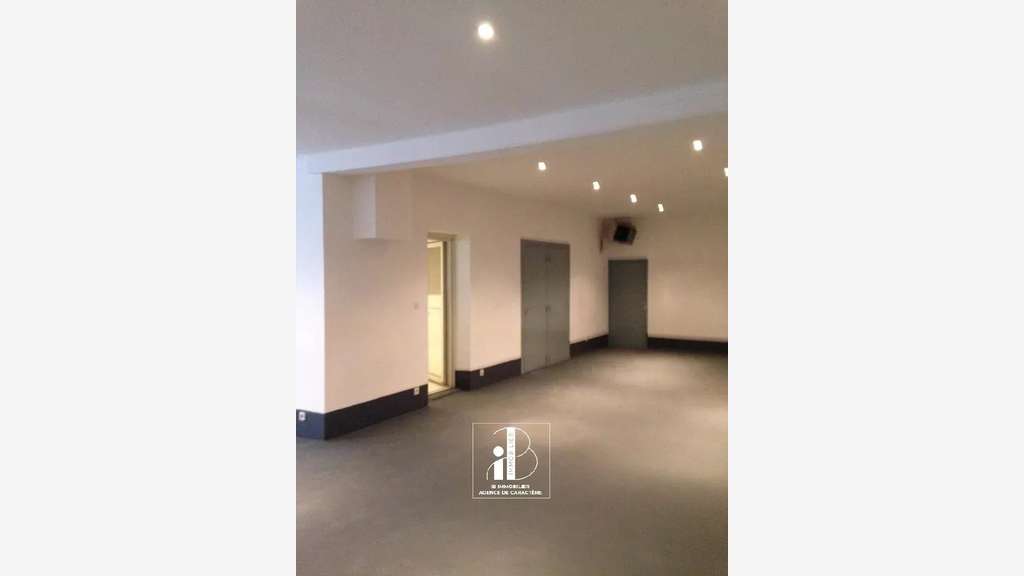 Local commercial 430m² à 10 mns de Fontainebleau