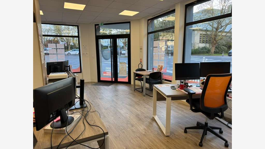 AV local commercial 73m² emplacement N°1 à Brest