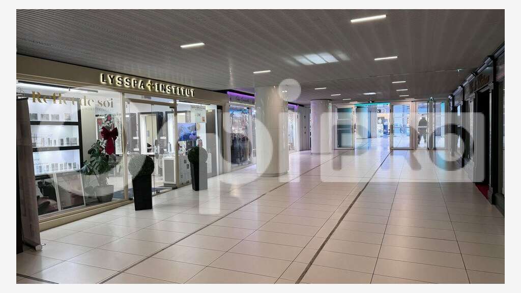 Vente local commercial 57m² à Cannes centre