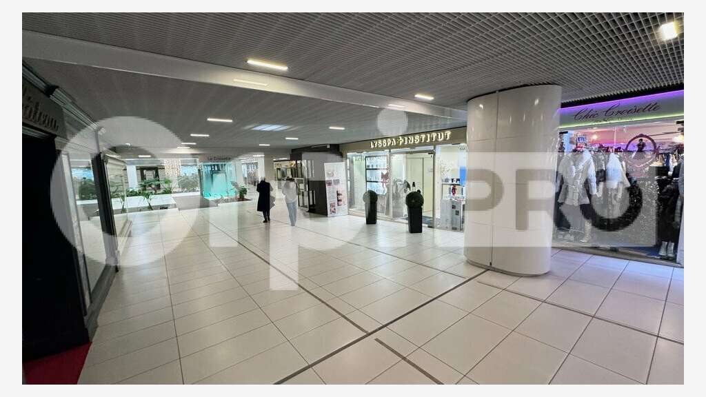 Vente local commercial 57m² à Cannes centre