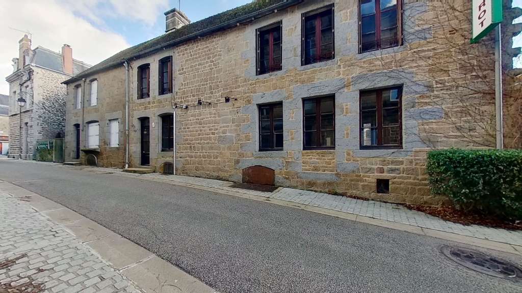 A vendre grande maison de charme à Carrouges