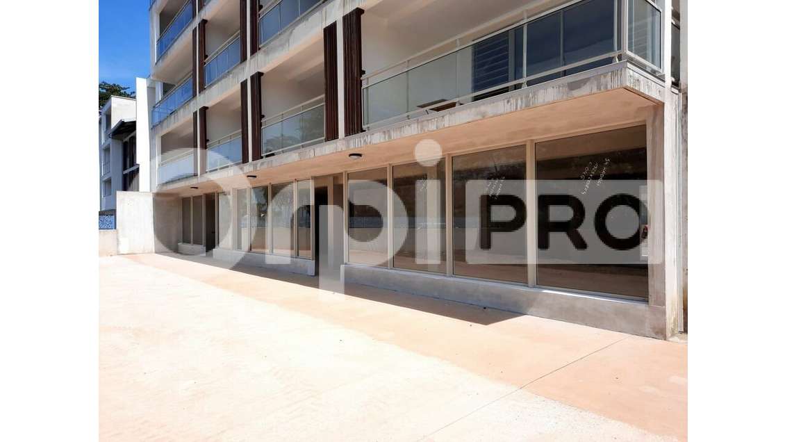 Local commercial 100m² en front de mer sur Cayenne