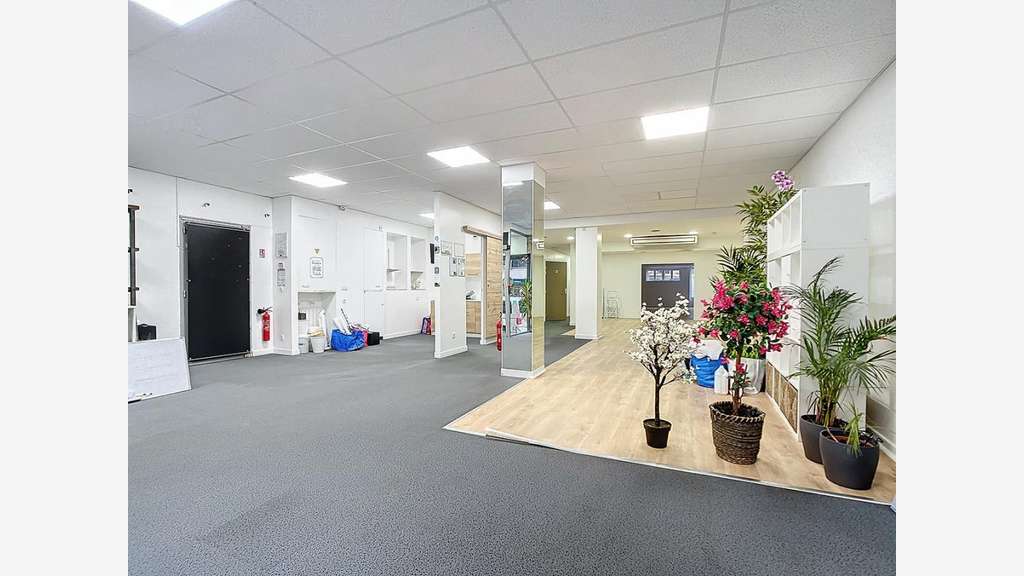 AV murs libres local commercial 500m² à Chambéry