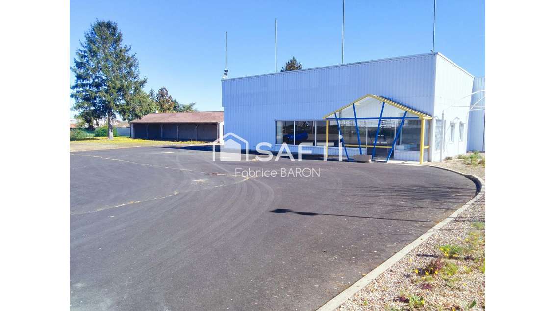 Local commercial dans zone commerciale