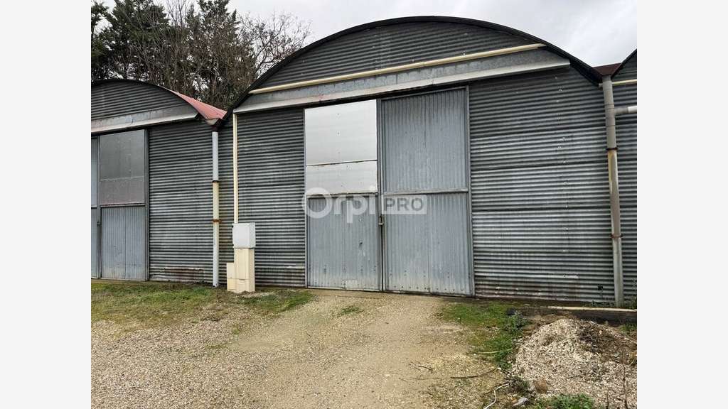 Local 1500m² à vendre axe majeur à Chatte