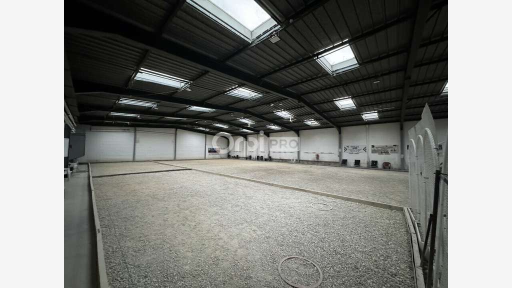 Local 1500m² à vendre axe majeur à Chatte