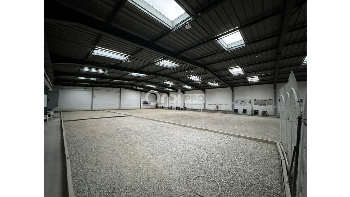 Local 1500m² à vendre axe majeur à Chatte