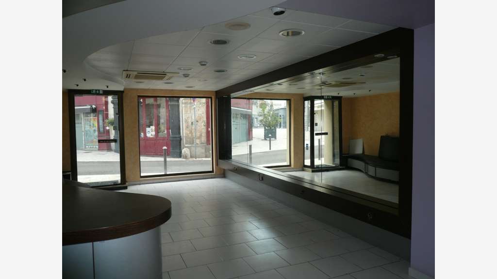 COGNAC Rue Piétonne A Vendre Local Commercial + 