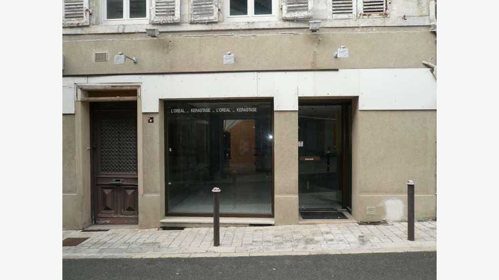 COGNAC Rue Piétonne A Vendre Local Commercial + 