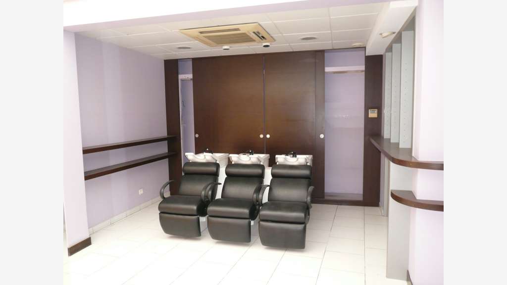 COGNAC Rue Piétonne A Vendre Local Commercial + 