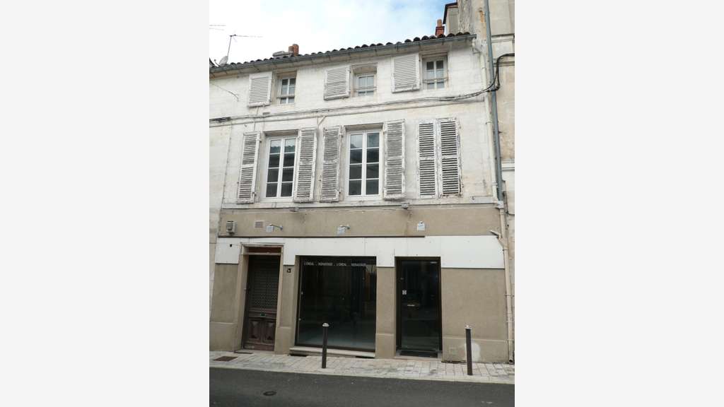 COGNAC Rue Piétonne A Vendre Local Commercial + 