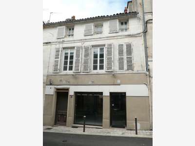 COGNAC Rue Piétonne A Vendre Local Commercial + 