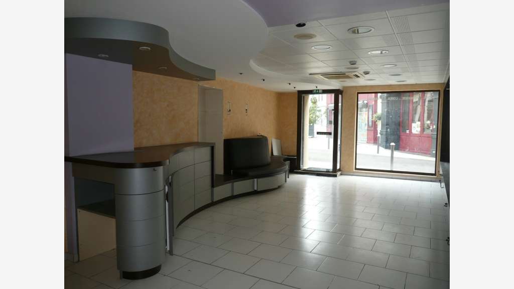COGNAC Rue Piétonne A Vendre Local Commercial + 