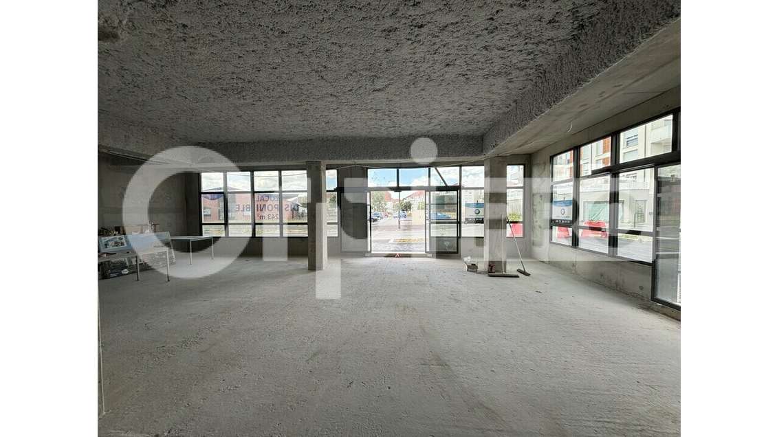 Vente local commercial neuf de 242m² à Venette