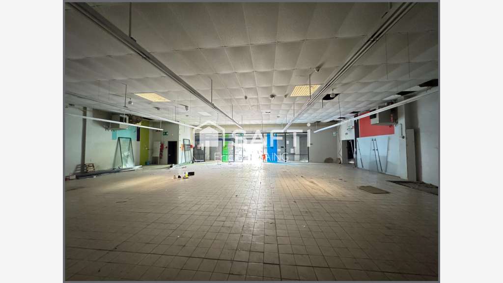 Local pro 560m² hyper centre accès PMR à Condom