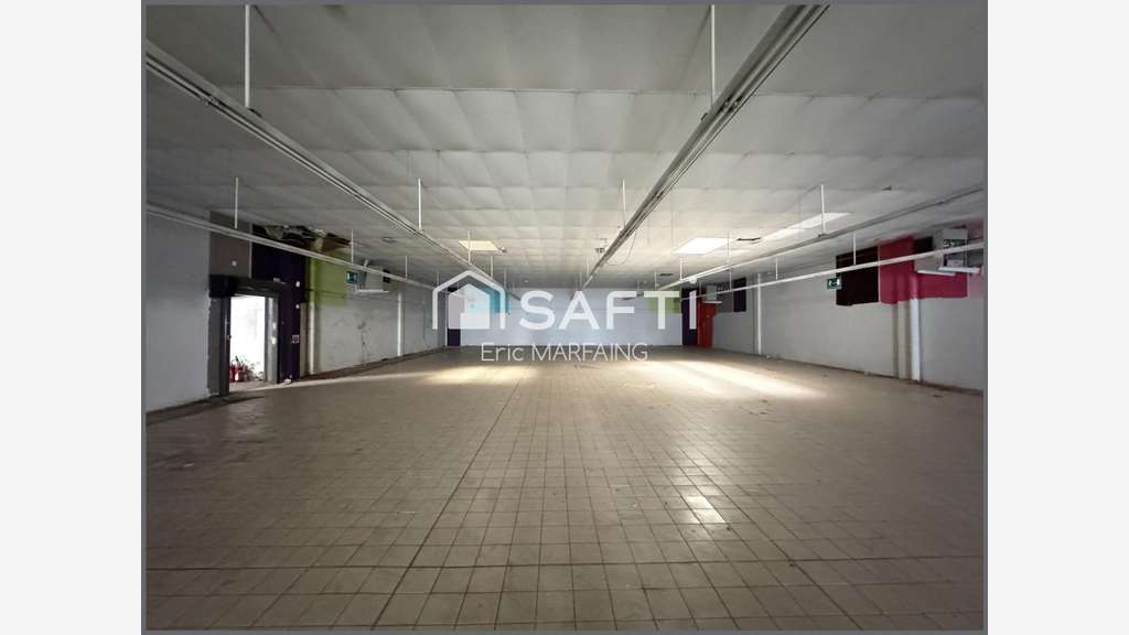 Local pro 560m² hyper centre accès PMR à Condom