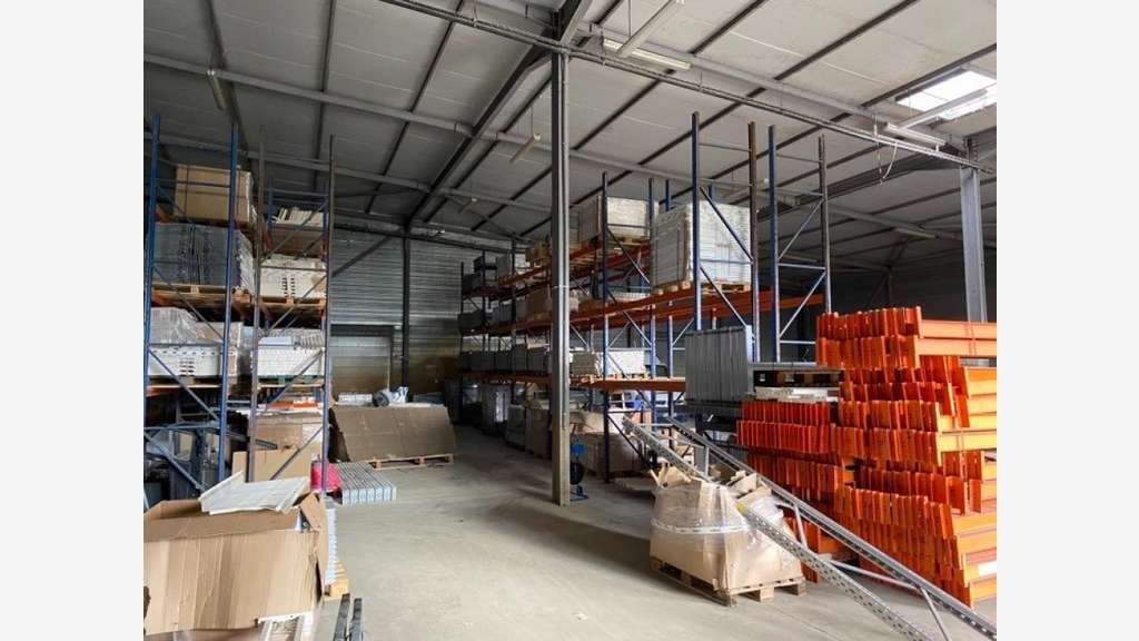 Dépôt industriel de 1500 m² sur 13.631 m² de ter