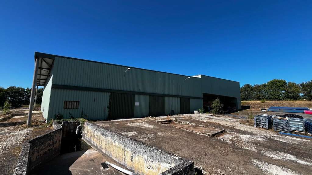 Dépôt industriel de 1500 m² sur 13.631 m² de ter